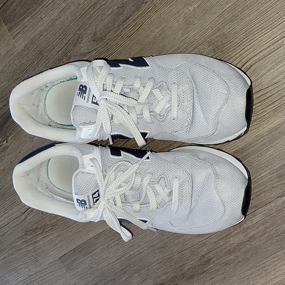 New balance - Picture 1 of 2